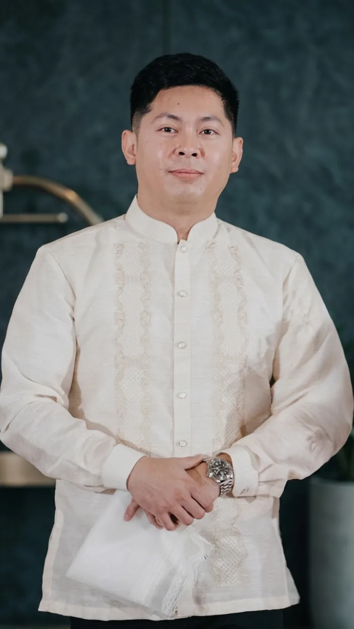 Mike, the founder of Hineni, wearing a barong